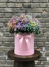 Цветочная композиция из Гипсофила и Розы в шляпной коробке в Лесогорском