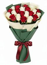 Букет Микс из красных и белых роз в Лесогорском