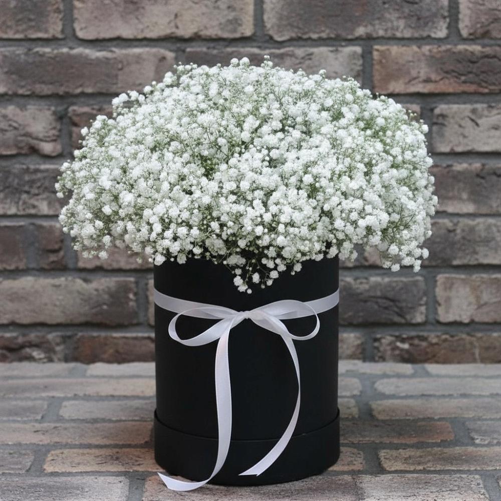 Цветочная композиция из Гипсофила в шляпной коробке в Лесогорском