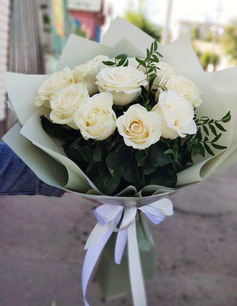 Букет Белые розы Проуд в Лесогорском