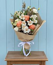 Букет цветов из:  Альстромерии, Лизиантусы, Розы и Хризантемы в Лесогорском