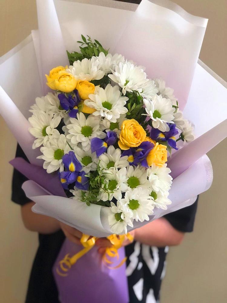 Букет цветов из: Ирисы, Хризантемы и Розы в Лесогорском