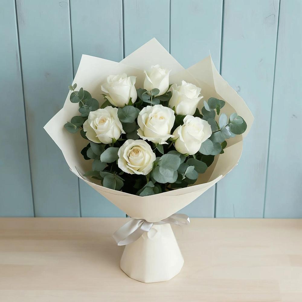 Букет Белые розы в Эвкалипте в Лесогорском