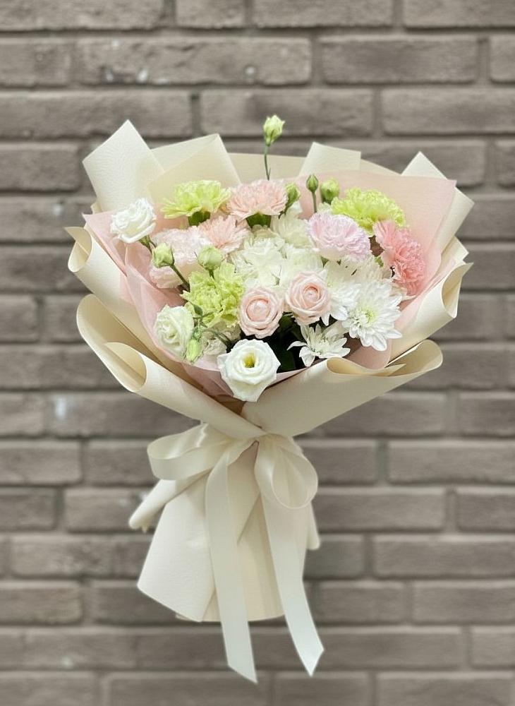 Букет цветов из: Гвоздики, Розы, Лизиантусы и Хризантемы в Лесогорском