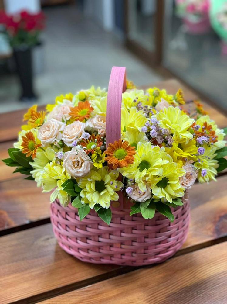Цветочная композиция из Хризантемы и Розы в корзине в Лесогорском