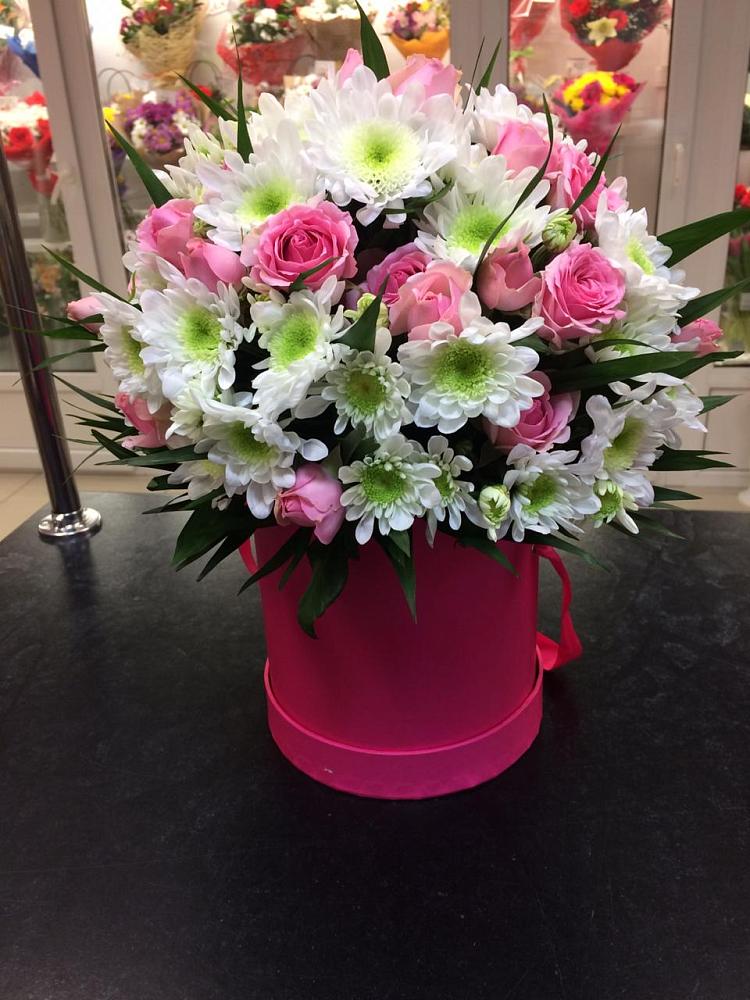 Цветочная композиция из Розы и Хризантемы в шляпной коробке в Лесогорском