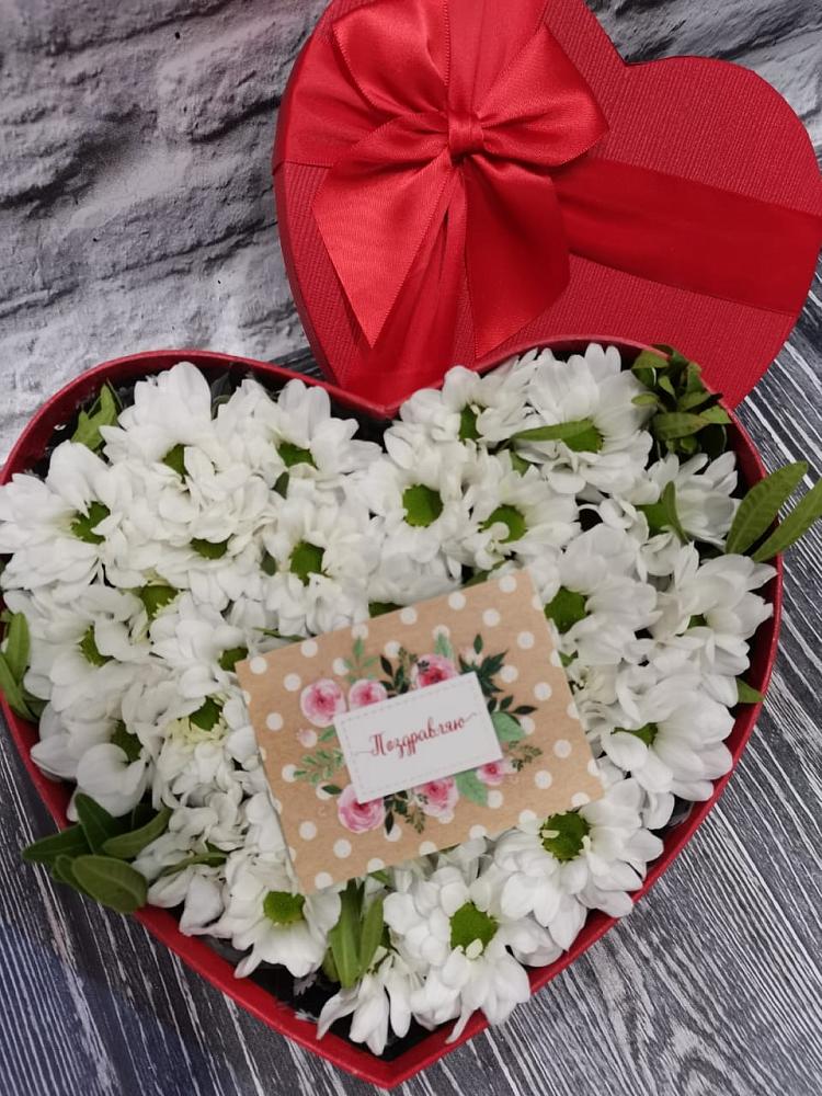 Цветочная композиция из Хризантемы в виде сердца в Лесогорском