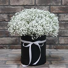 Цветочная композиция из Гипсофила в шляпной коробке в Лесогорском