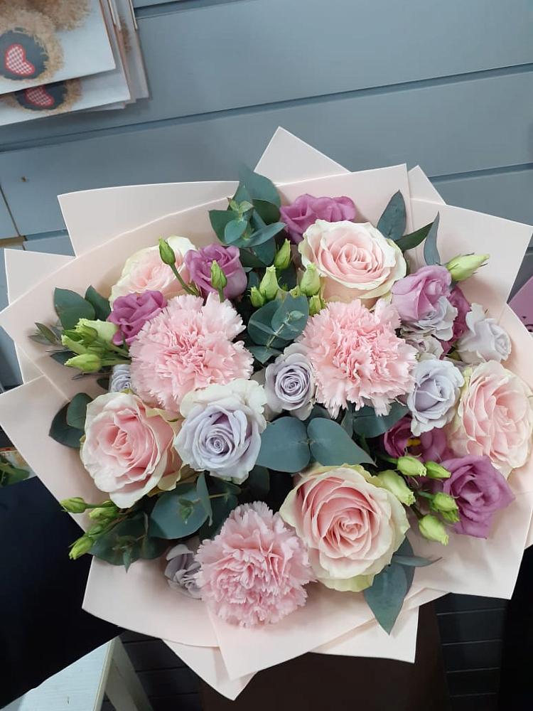 Букет цветов из: Розы, Гвоздики и Лизиантусы в Лесогорском