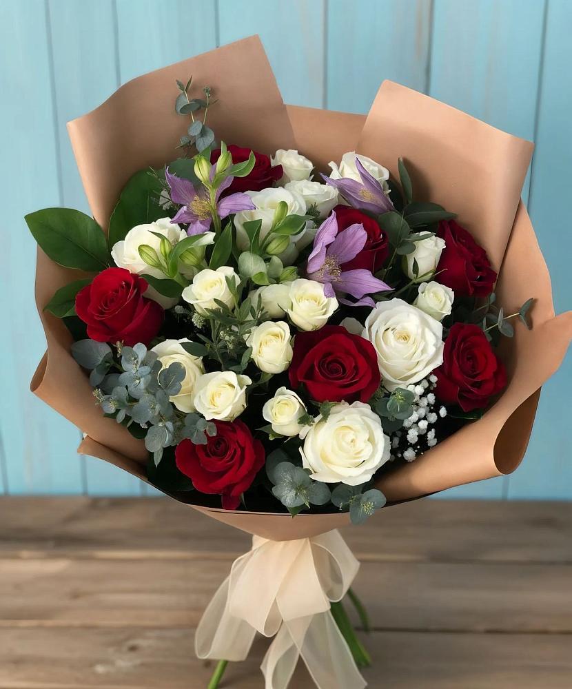 Букет цветов из: Розы и Альстромерии в Лесогорском