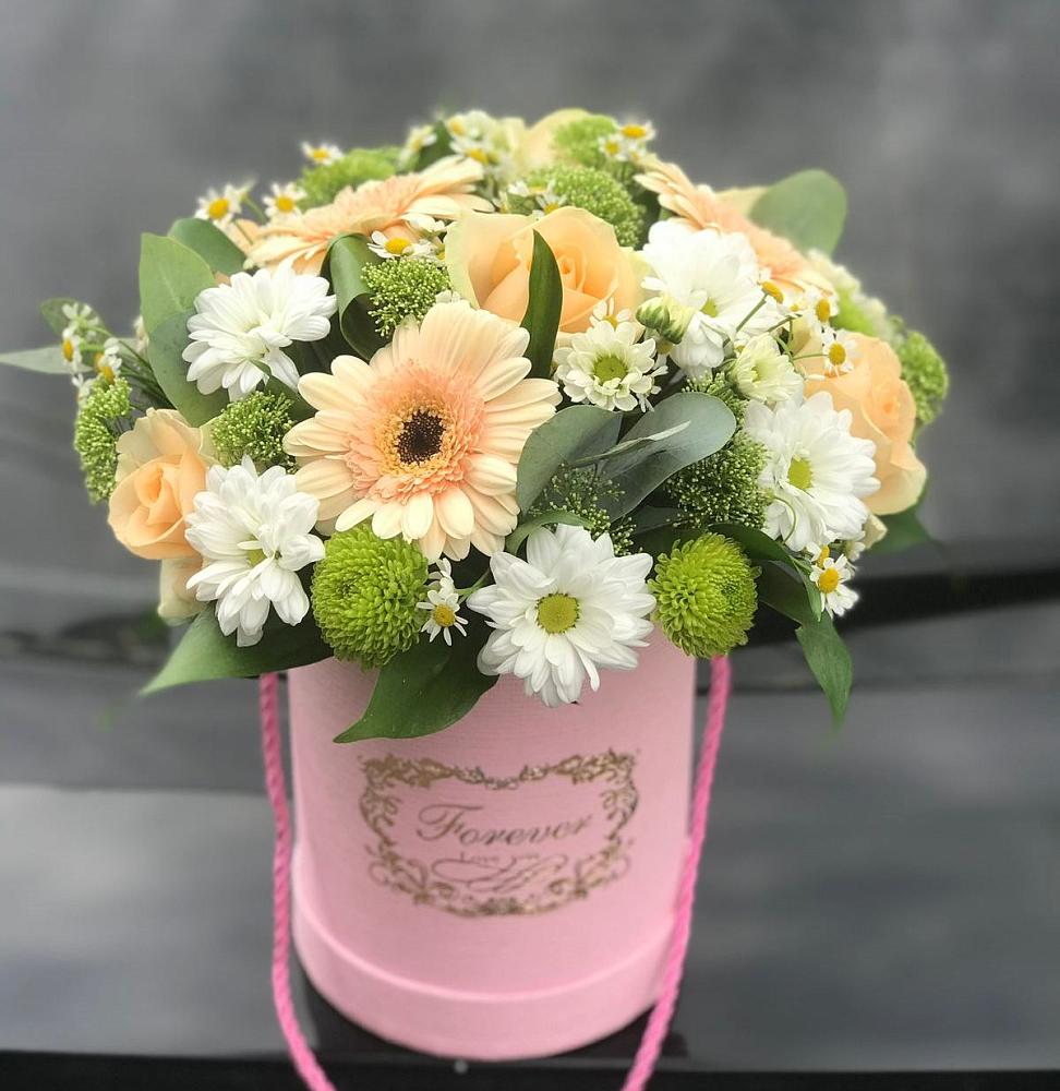 Цветочная композиция из Розы, Герберы и Хризантемы в шляпной коробке в Лесогорском